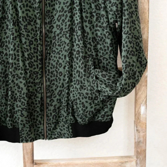 BEACHLUNCHLOUNGE JACKET SZ L GREEN BLACK LEOPARD ZIP UP BOMBER LIGHTWEIGHT SILKY - Picture 3 of 7